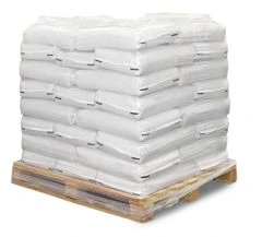 Zakken vijvergrind op pallet